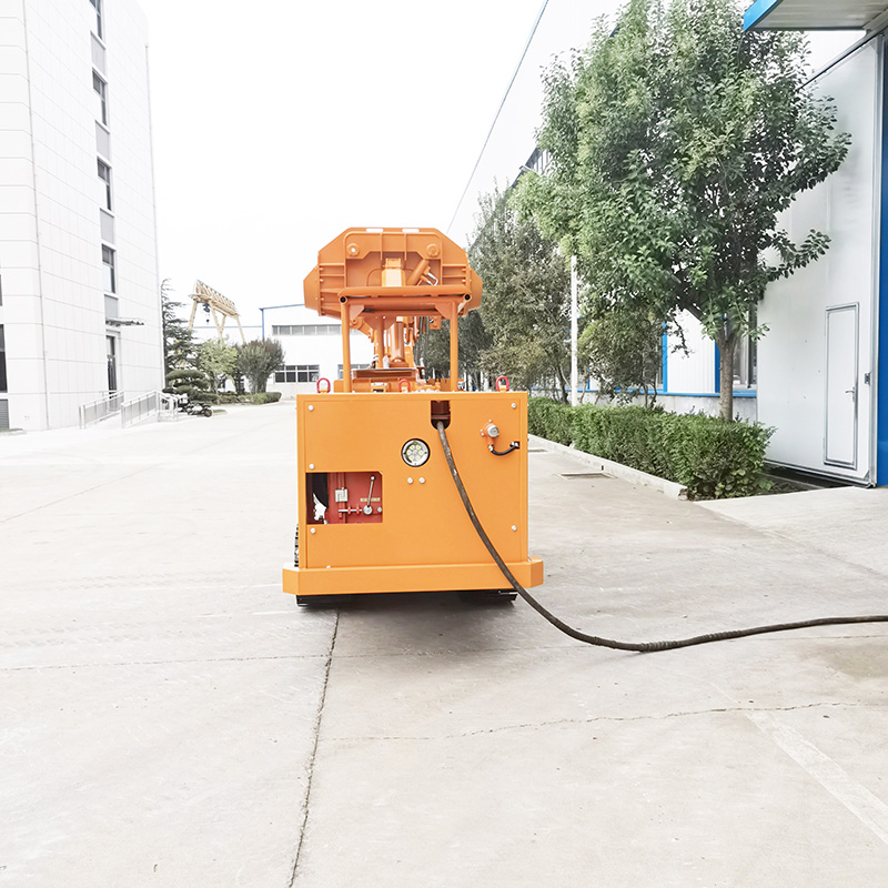 Carregador de rocha com descarga lateral e comando à distância